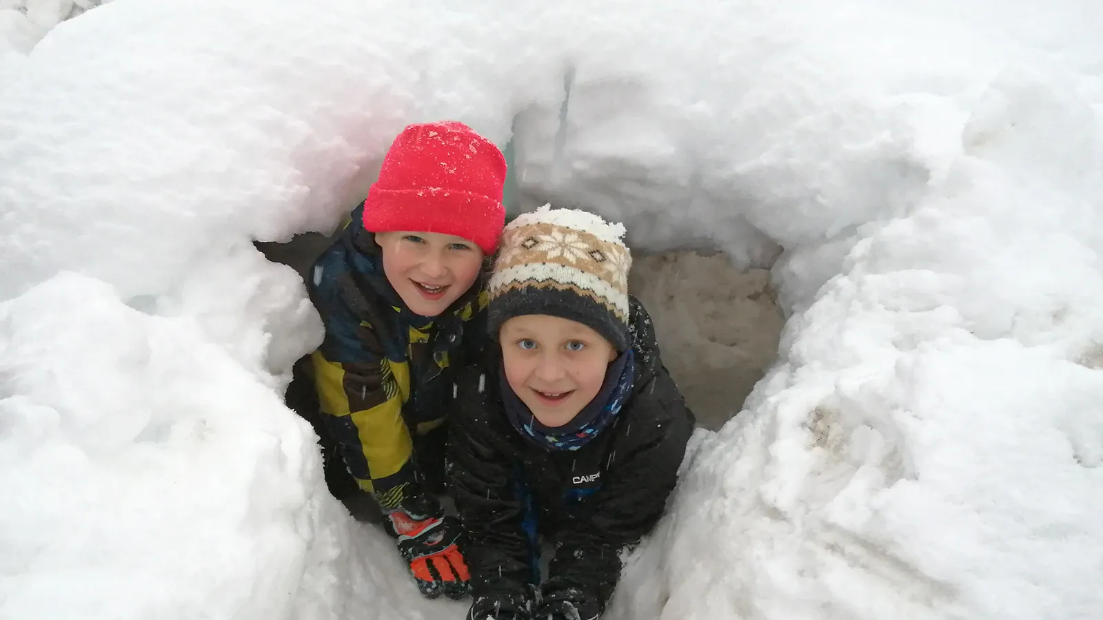 Die Kinder spielen im Schnee auf dem Ralserhof in Pfitsch
