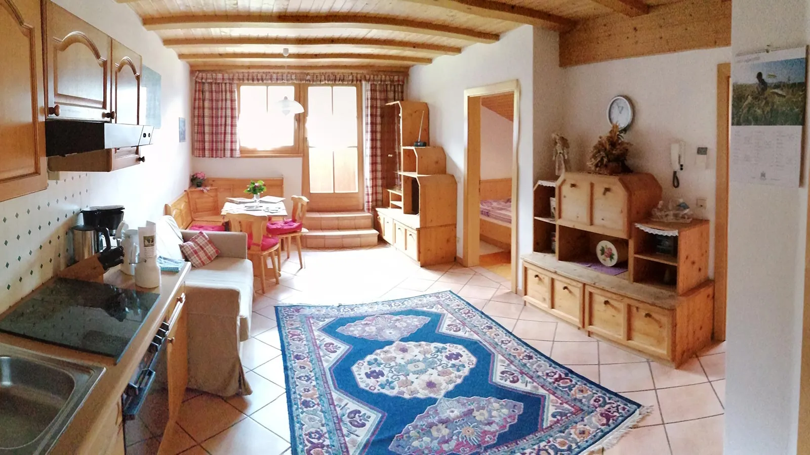 Salotto e cucina dell'appartamento vacanze in val di Vizze