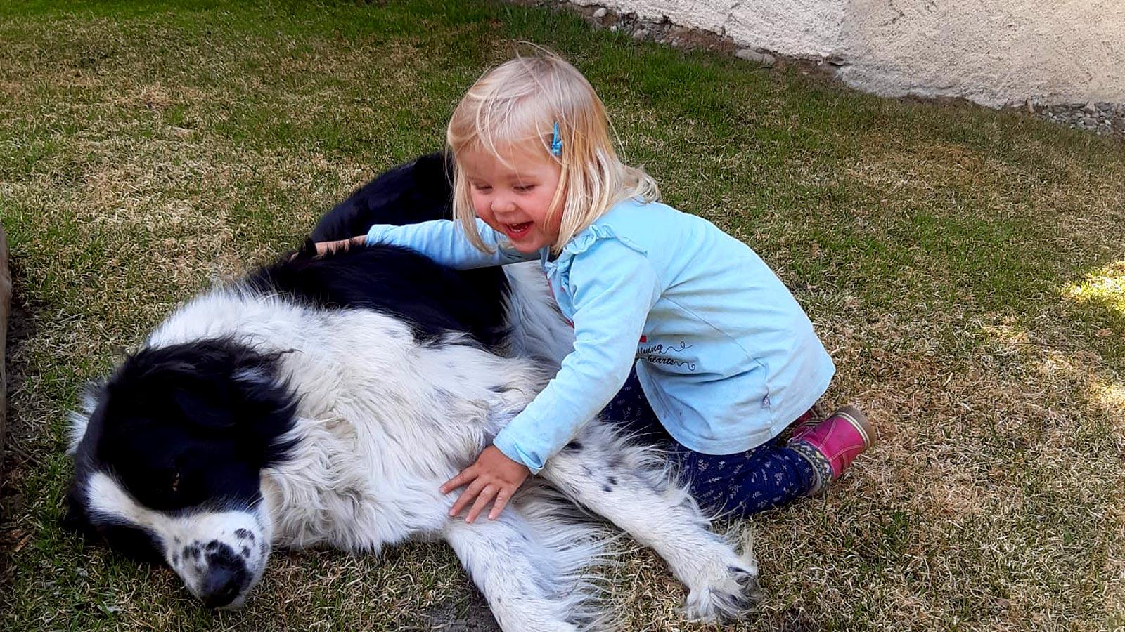 Kinder und Tiere auf dem Bauernhof Ralserhof in Pfitsch