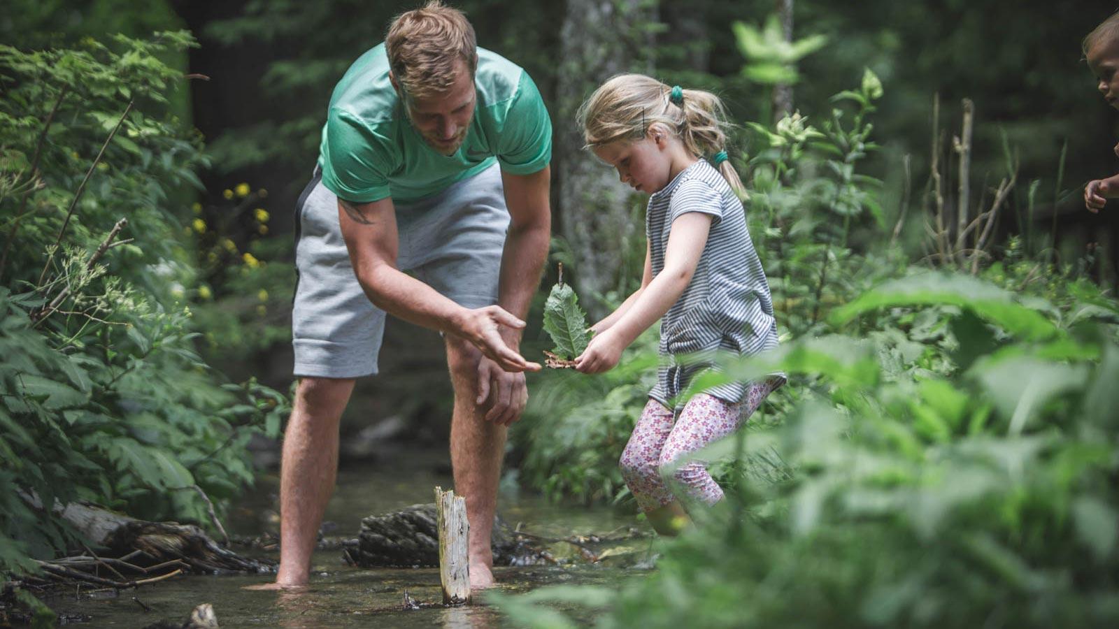 Vater und Tochter entdecken die Natur in Afens bei Pfitsch